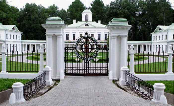 Где снимали закрытую школу усадьба?