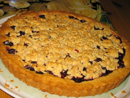 Песочный пирог с вишней и творогом