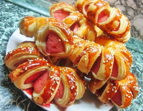 Как сделать сосиски в тесте из слоеного теста в духовке?