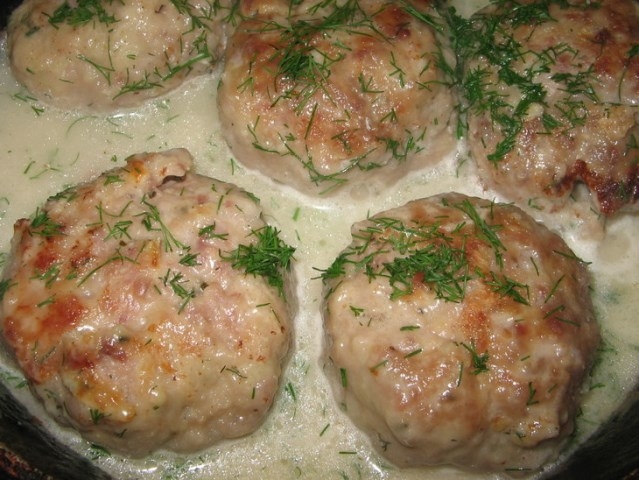 Фрикадельки в мультиварке в сметанном соусе