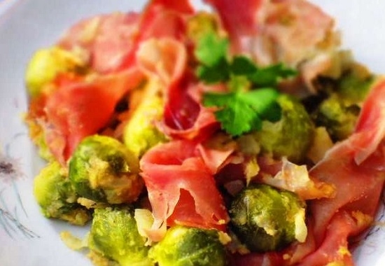 Брюссельская капуста, обжаренная с ветчиной