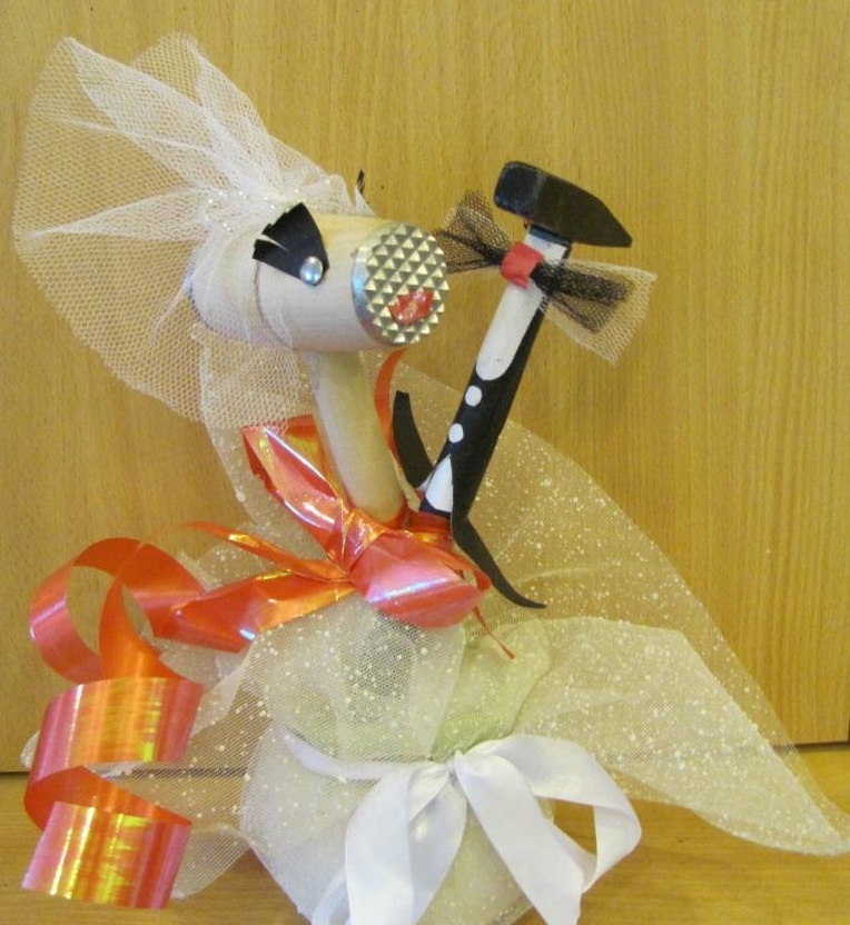 Подарки на свадьбу молодоженам: фигурки жениха и невесты