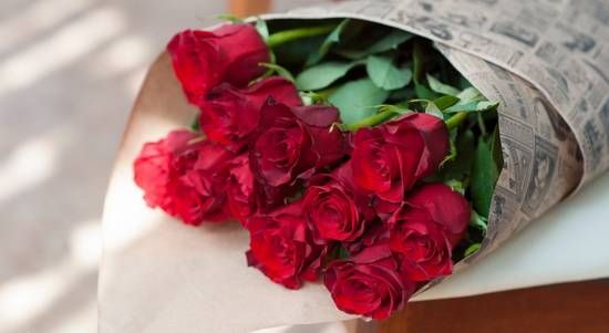 одинадцать роз в подарок