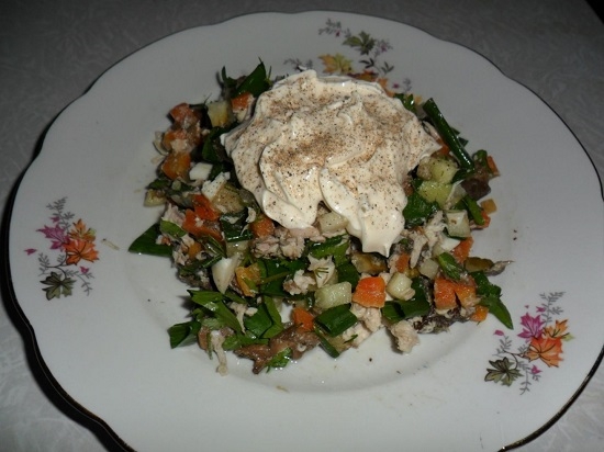 салат «Обжорка» с курицей и грибами