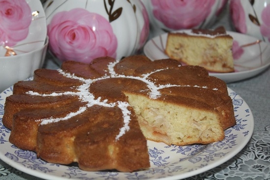 Шарлотка с яблоками со сметаной