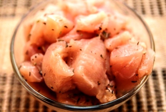 Замаринуем на полчаса мясо курицы