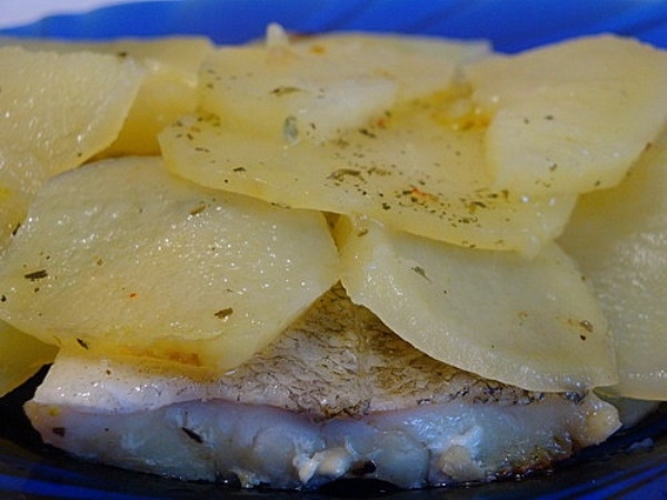 Хек с картофелем в мультиварке: рецепт