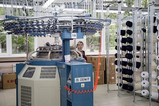 Кулирка или кулирная гладь – это натуральная ткань, которая создается путем поперечного вязания