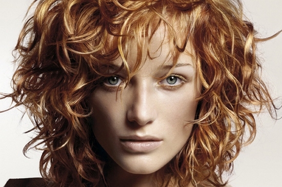 Больше женственности: как красиво уложить накрученные волосы в эффектную и модную прическу?