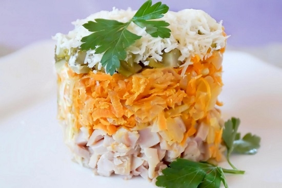 салат «Обжорка» с копченой курицей