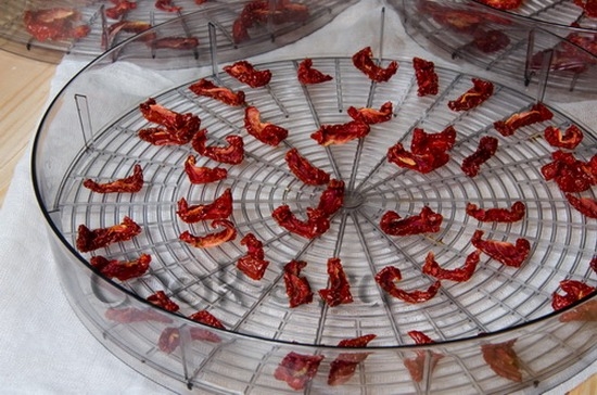 Вяленые помидоры в электросушилке (рецепт классический)