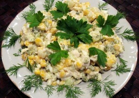 Салат с вареной куриной грудкой и кукурузой
