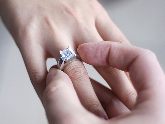 Максимилиан преподнес Марии Бургундской перстень с бриллиантом и гравировкой в виде буквы «М»