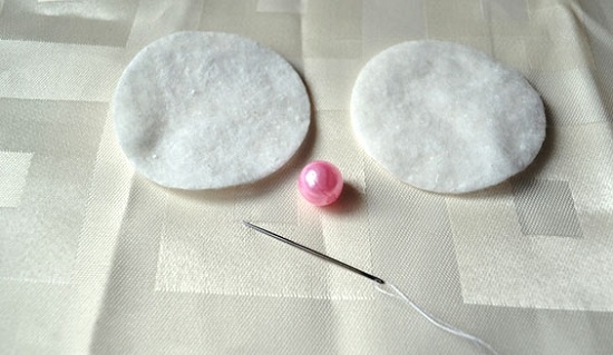 Берем два ватных диска