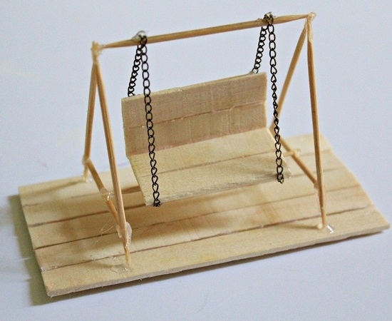 Качели из зубочисток