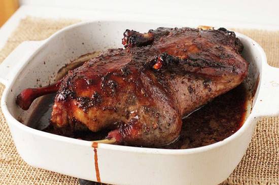 Выкладываем утиную тушку в большую утятницу