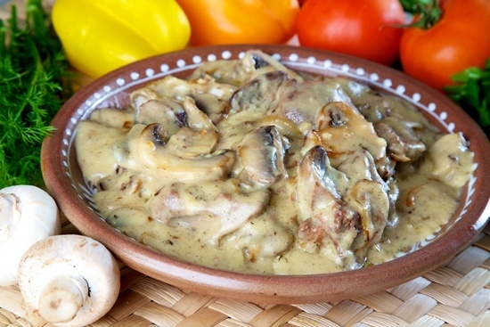 Куриная печень с грибами в сметане