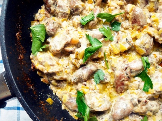 Вкусная куриная печень в сметане