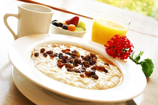 Овсяная каша с изюмом