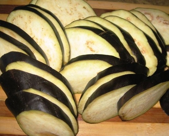 Баклажаны промоем, обсушим и нарежем кольцами