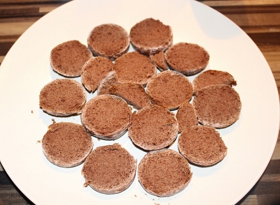 Формируем из части пряников первый слой десерта