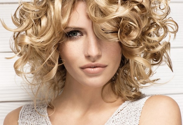 Праздничные прически на средние волосы