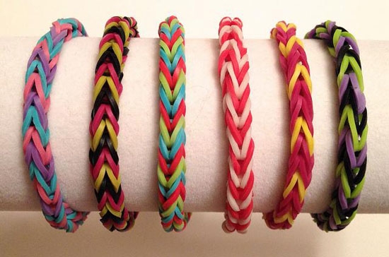 Браслет из резинок рыбий хвост на пальцах