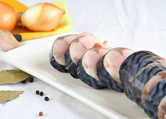 Как засолить свежемороженую скумбрию в домашних условиях вкусно?