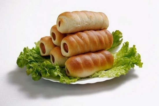 Сосиски в тесте из дрожжевого теста в духовке: рецепт с фото