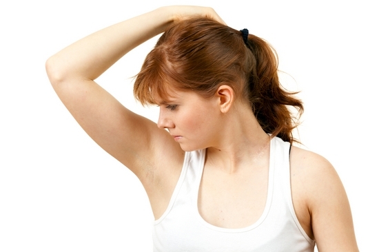 Как избавиться от запаха пота под мышками?