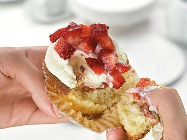 Лимонные капкейки с ревенем и клубникой