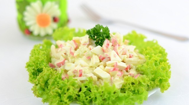 Салат с кальмарами и яйцом «Нептун»