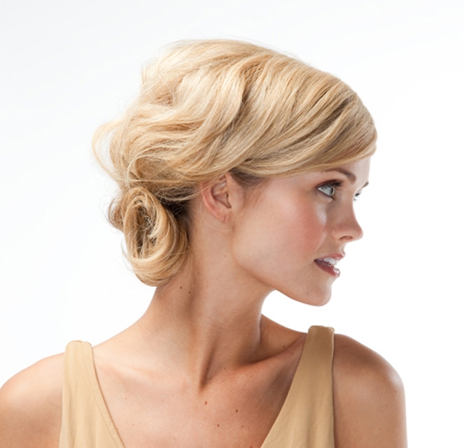 Праздничная прическа на средние волосы