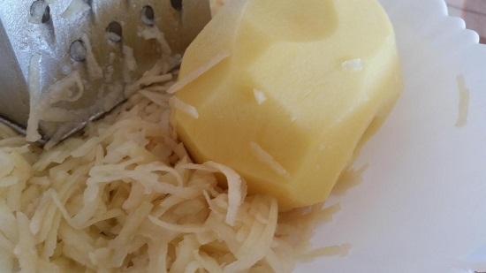 Картофель очищаем от кожуры