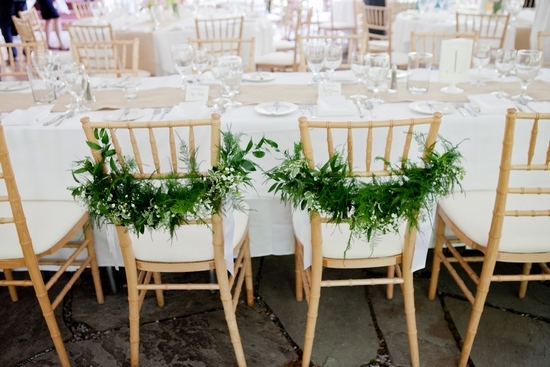 Украшение стульев на свадьбу - Зелень или цветы