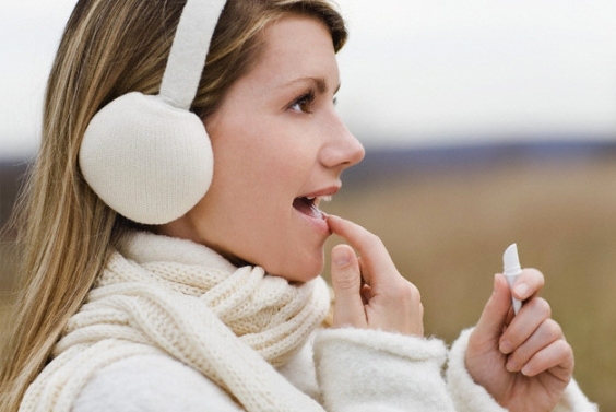 Обветрились губы: что делать?