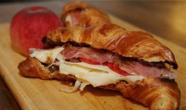 Рецепт круассанов с персиком, ветчиной и сыром