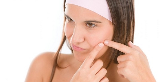 У многих женщин появляются прыщи на скулах