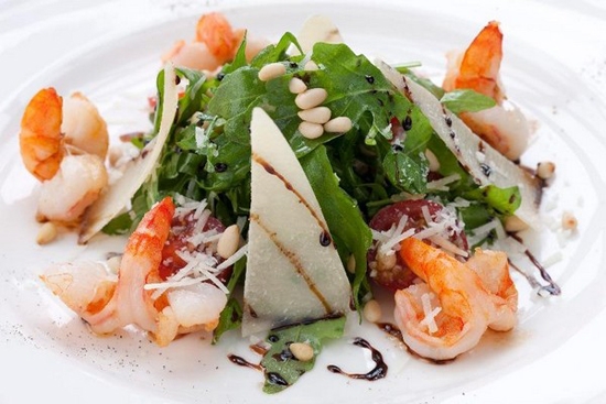 Салат из листьев салата рукколы, креветок и кедрового ореха