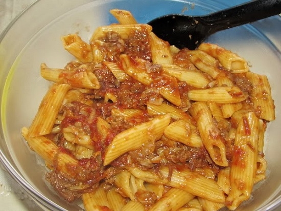 Макароны с томатной пастой и тушенкой
