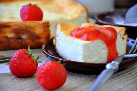 Творожный пудинг с клубничным соусом