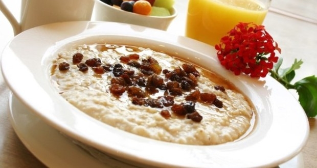 Помним, что овсянка на воде является диетическим продуктом, поэтому при ее готовке можно умерить количество сахара