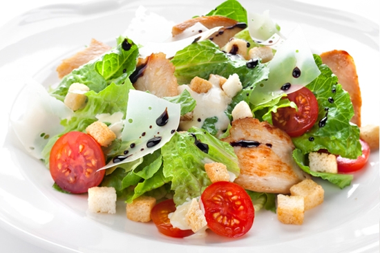 Салат из салата айсберг с куриной грудкой, козьим сыром и сухариками