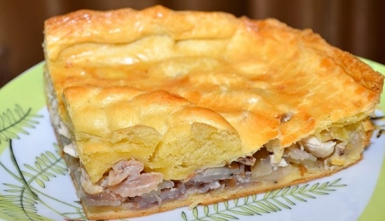 Пирог из слоеного дрожжевого теста с курицей