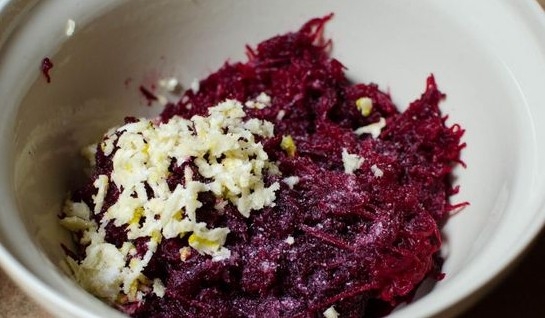Салат из вареной свеклы с чесноком