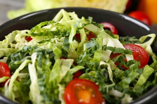 Диетический салат из савойской капусты и вареной курицы