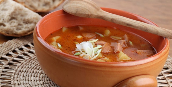 Гуляш с луком пореем