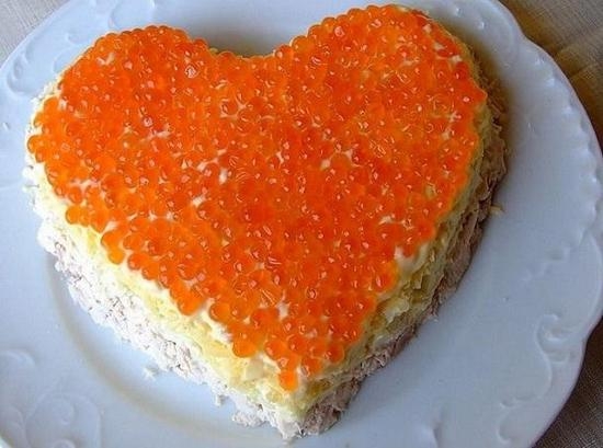 Салат с крабовым мысом, авокадо и красной икрой