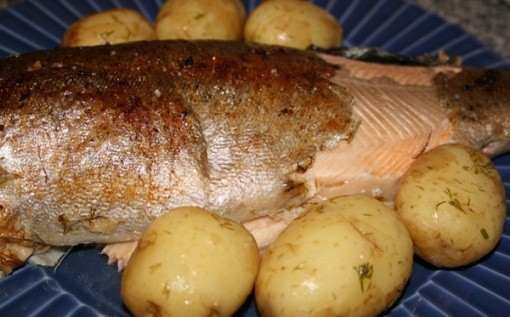 Форель, запеченная в духовке с картофелем