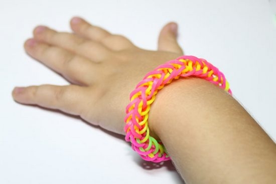 Браслет из резинок французская коса, схема на рогатке